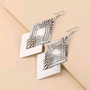 💖*NWOT* Beautiful Pair of Women's Hollow Out Earrings
